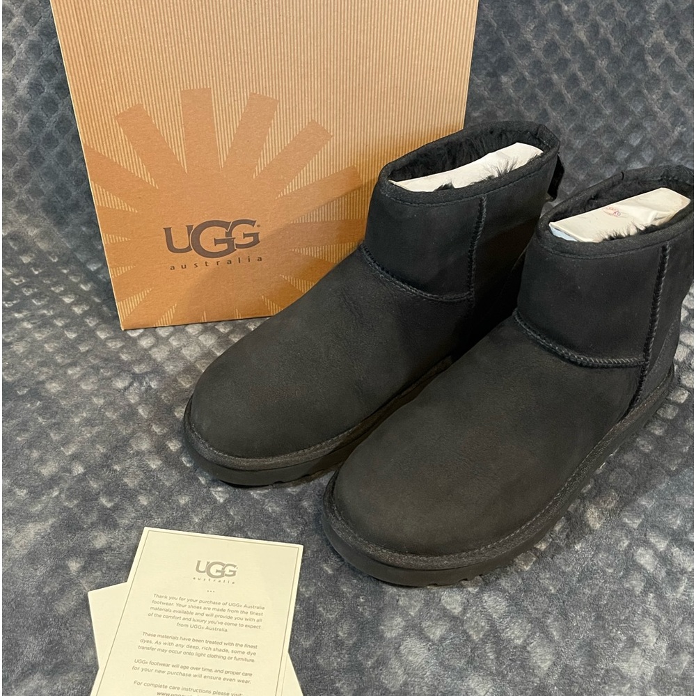 NIB UGG CLASSIC MINI BOOT in Black SIZE 10 WOMENS #5854